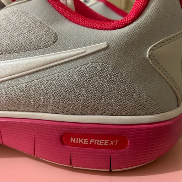 Nike Women Running shoe - Picture 2 of 4